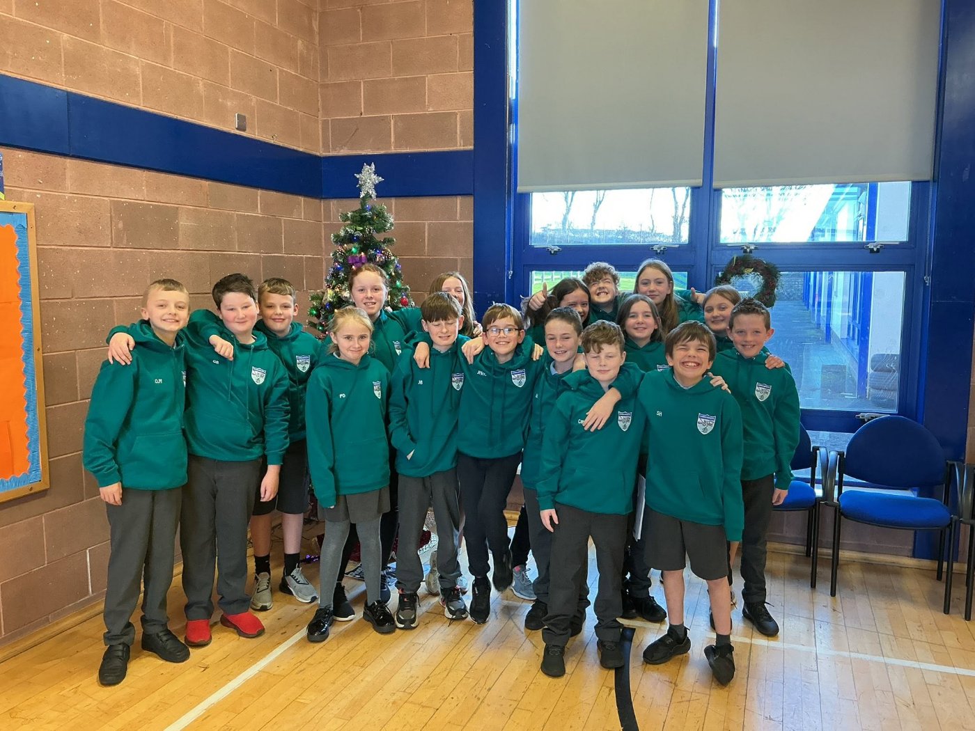 Pupils from Carnalridge Primary School together by the Christmas tree